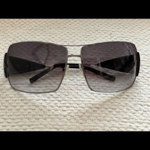 Beautiful Prada sunglasses very elegant luxury design ( Aucentic)